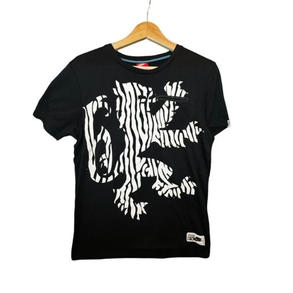 NIKE LEBRON LION 330 VIRESCIT ULNERE VIRTUS MENS BLACK T-SHIRT MENS SZ M - Picture 1 of 9